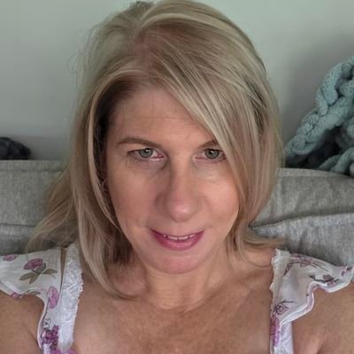 X Platform Profile Picture of Julie 25